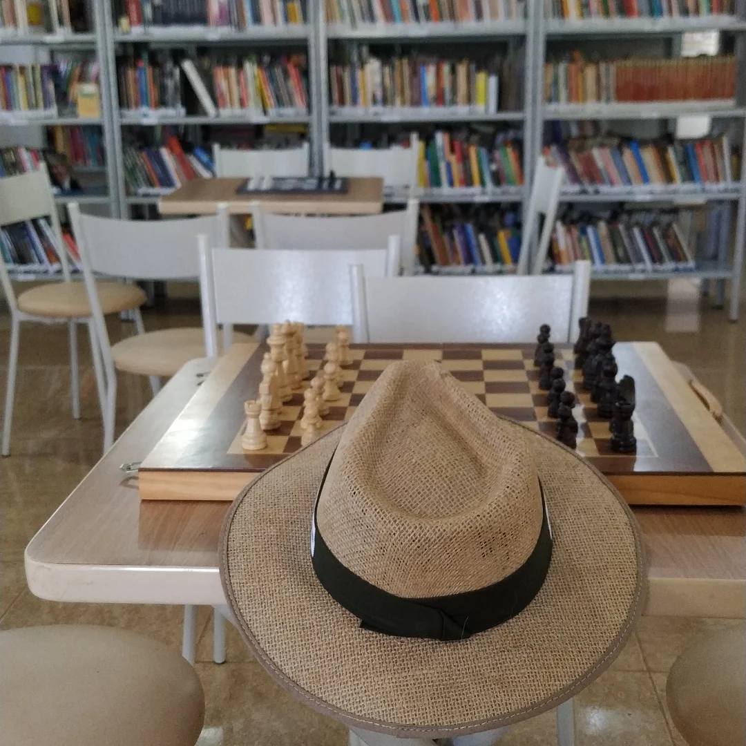 Participantes jogando xadrez
